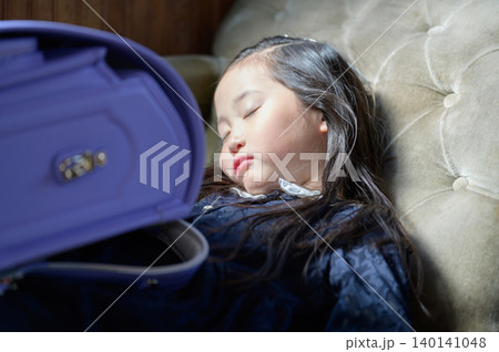 ソファで昼寝をするランドセルを持った日本人の女の子 ソファで昼寝をするランドセルを持った日本人の女の子 140141048