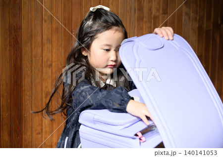 ランドセルを開ける日本人の女の子 140141053