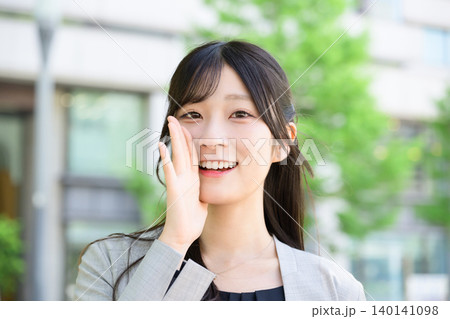 呼びかけをする日本人女性 呼びかけをする日本人女性 140141098