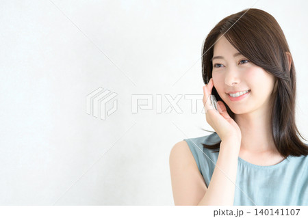 肌に触れて微笑む日本人女性 140141107