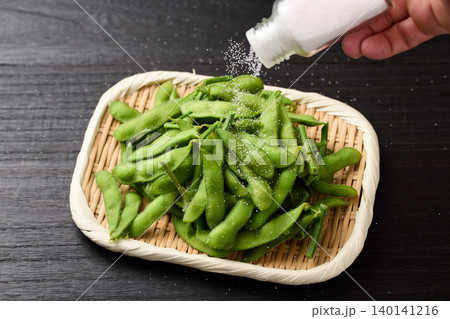 茹でた枝豆に塩をふる 140141216