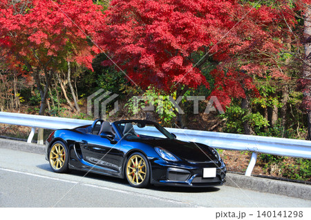 紅葉と黒いオープンカー 140141298