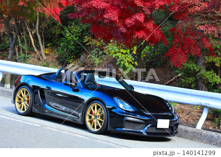 紅葉と黒いオープンカー 140141299