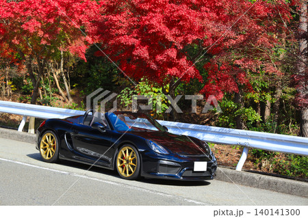 紅葉と黒いオープンカー 140141300