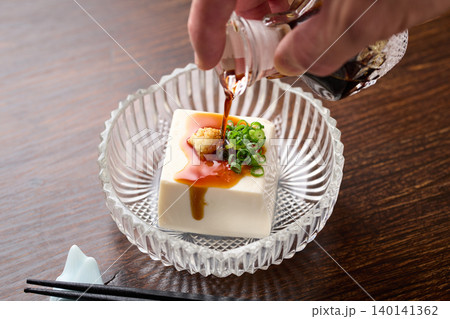 冷奴に醤油をかける 冷奴に醤油をかける 140141362