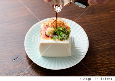 冷奴に醤油をかける 冷奴に醤油をかける 140141364