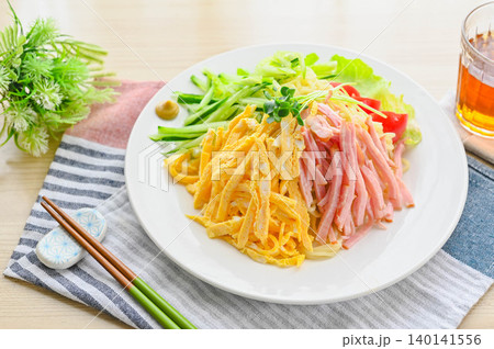 具だくさんで色鮮やかな夏の定番 冷やし中華 具だくさんで色鮮やかな夏の定番 冷やし中華 140141556