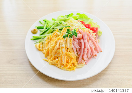 具だくさんで色鮮やかな夏の定番　冷やし中華 140141557