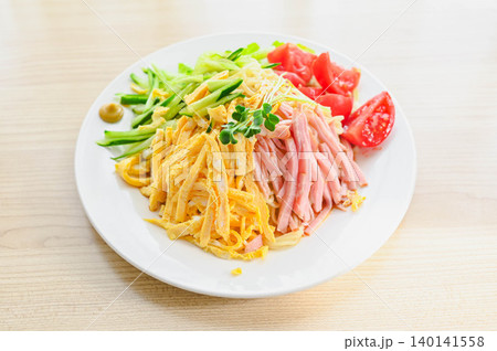 具だくさんで色鮮やかな夏の定番 冷やし中華 具だくさんで色鮮やかな夏の定番 冷やし中華 140141558
