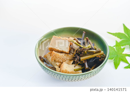 わらびと厚揚げとキクラゲの煮物 140141571