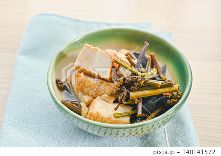 わらびと厚揚げとキクラゲの煮物 140141572