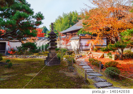 鹿王院の紅葉の風景 鹿王院の紅葉の風景 140142038