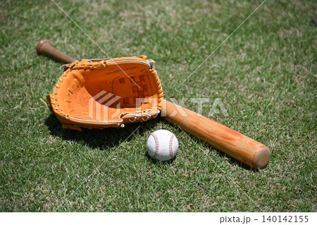 野球のバットとグローブ 野球のバットとグローブ 140142155