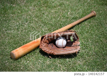 野球のバットとグローブ 野球のバットとグローブ 140142157