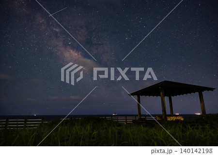 天の川と東屋シルエットが織りなす海辺の星景 140142198