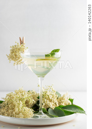 Hugo cocktail with elderflower and mint garnish 140142263