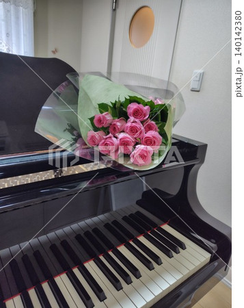 グランドピアノとピンクのバラの花束 グランドピアノとピンクのバラの花束 140142380