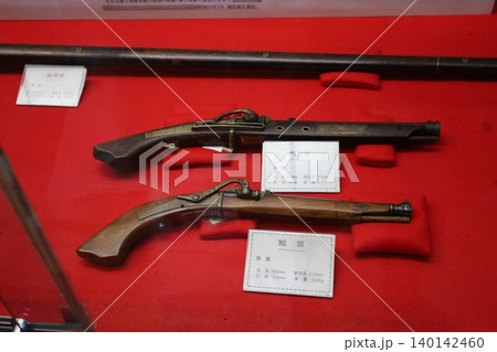 松本城に展示してある火縄銃【長野県・松本市】 松本城に展示してある火縄銃【長野県・松本市】 140142460