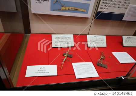松本城に展示してある火縄銃の点火機構(からくり)【長野県・松本市】 松本城に展示してある火縄銃の点火機構(からくり)【長野県・松本市】 140142463