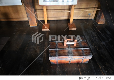 松本城に展示してある弾薬箱(玉箱)【長野県・松本市】 松本城に展示してある弾薬箱(玉箱)【長野県・松本市】 140142468