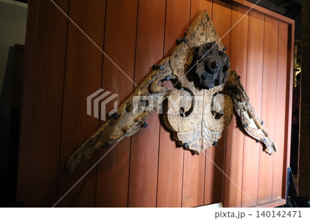 国宝松本城の天守内部に展示されている懸魚芯材【長野県・松本市】 国宝松本城の天守内部に展示されている懸魚芯材【長野県・松本市】 140142471