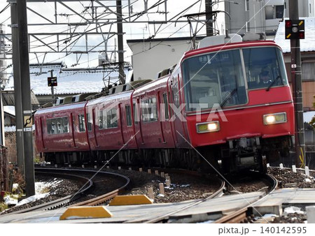 カーブを通過する名鉄5700系電車 カーブを通過する名鉄5700系電車 140142595