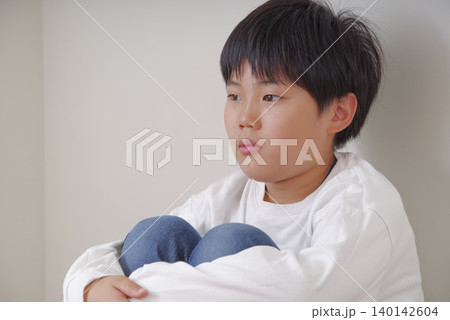 無表情の中につらさをにじませる男の子 無表情の中につらさをにじませる男の子 140142604