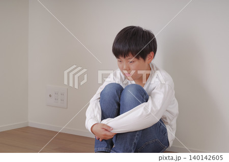 無表情の中につらさをにじませる男の子 無表情の中につらさをにじませる男の子 140142605