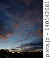 雲の隙間から見える青空 140142681
