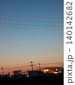 夕暮れの空に浮かぶ月 140142682