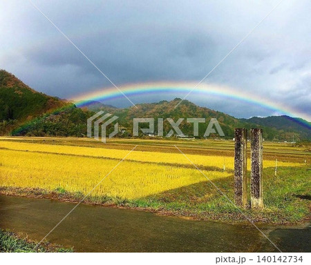 虹と田園風景 虹と田園風景 140142734