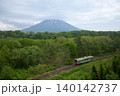 羊蹄山とローカル列車 140142737