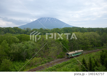 羊蹄山とローカル列車 羊蹄山とローカル列車 140142737