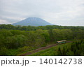 羊蹄山とローカル列車 140142738
