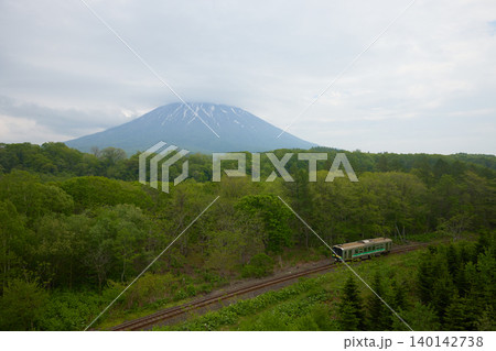 羊蹄山とローカル列車 羊蹄山とローカル列車 140142738