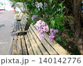 ライラックとベンチ 140142776