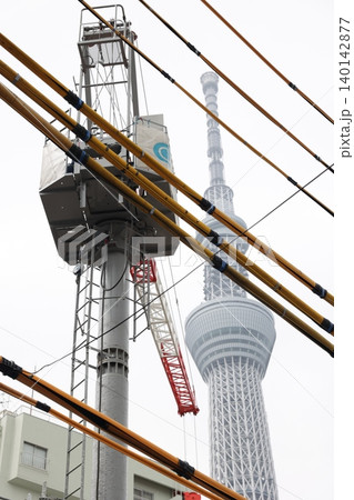 都市インフラの密林越しに見るスカイツリー・東京の重層風景 都市インフラの密林越しに見るスカイツリー・東京の重層風景 140142877
