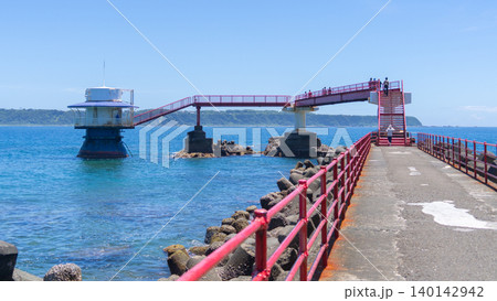 串本海中公園の海上展望塔と青い海に伸びる赤い桟橋 串本海中公園の海上展望塔と青い海に伸びる赤い桟橋 140142942