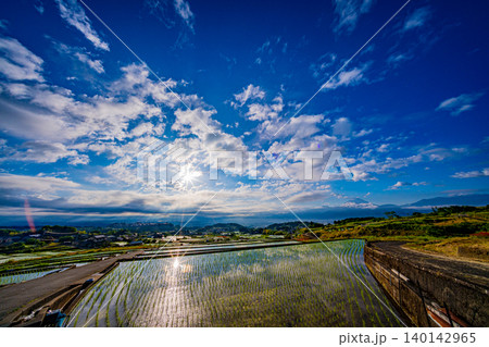 【山梨県】南アルプス市　田植えが済んだ中野の棚田　富士山　日の出 140142965