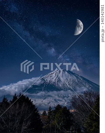 三日月が浮かぶ夜の富士山風景 三日月が浮かぶ夜の富士山風景 140142981