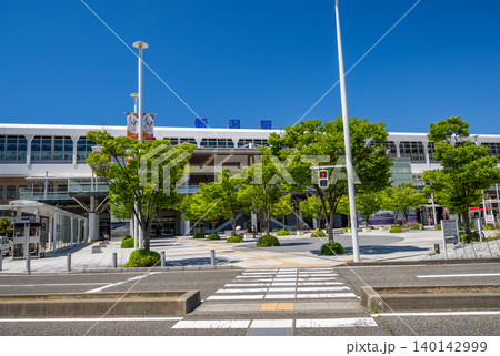 青空が広がる新潟駅の近代的な駅舎と駅前広場の風景 青空が広がる新潟駅の近代的な駅舎と駅前広場の風景 140142999