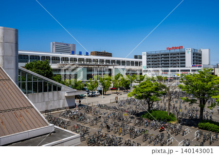 青空が広がる新潟駅の近代的な駅舎と駅前広場の風景 青空が広がる新潟駅の近代的な駅舎と駅前広場の風景 140143001