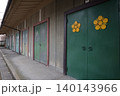 家紋入りの蔵の扉が続く歴史的な建築風景 140143966