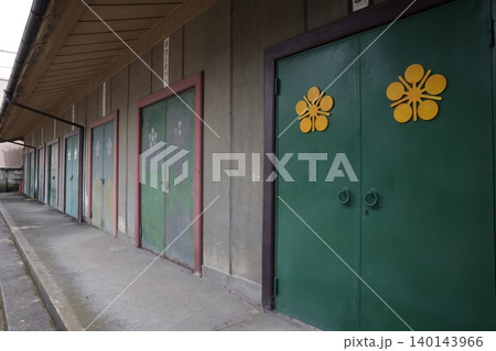 家紋入りの蔵の扉が続く歴史的な建築風景 家紋入りの蔵の扉が続く歴史的な建築風景 140143966