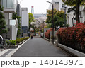 桜咲く住宅街の道を歩行器で歩くお年寄りの春景色 140143971
