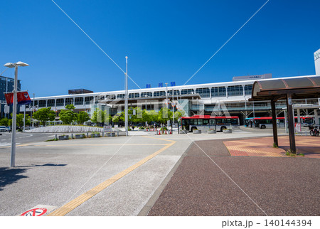 青空が広がる新潟駅の近代的な駅舎と駅前広場の風景 青空が広がる新潟駅の近代的な駅舎と駅前広場の風景 140144394