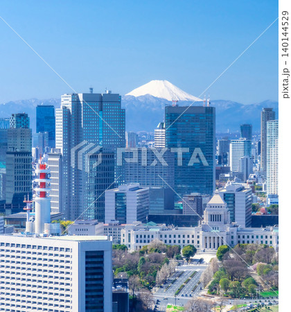 青空の下に広がる東京の都心の街並みと富士山 青空の下に広がる東京の都心の街並みと富士山 140144529