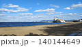 空と海の青、真っ白な砂浜、絵画的で美しい 140144649