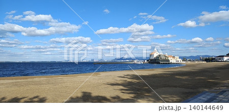 空と海の青、真っ白な砂浜、絵画的で美しい 空と海の青、真っ白な砂浜、絵画的で美しい 140144649