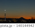夕暮れの東京スカイツリーと富士山のシルエット 140144942